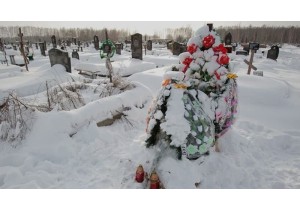 Расчистка снега на могиле
