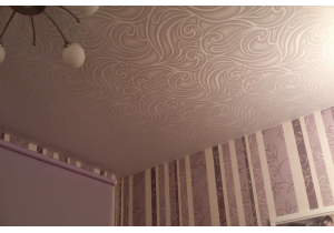 Цветной тканевый натяжной потолок