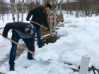 Расчистка снега на могиле
